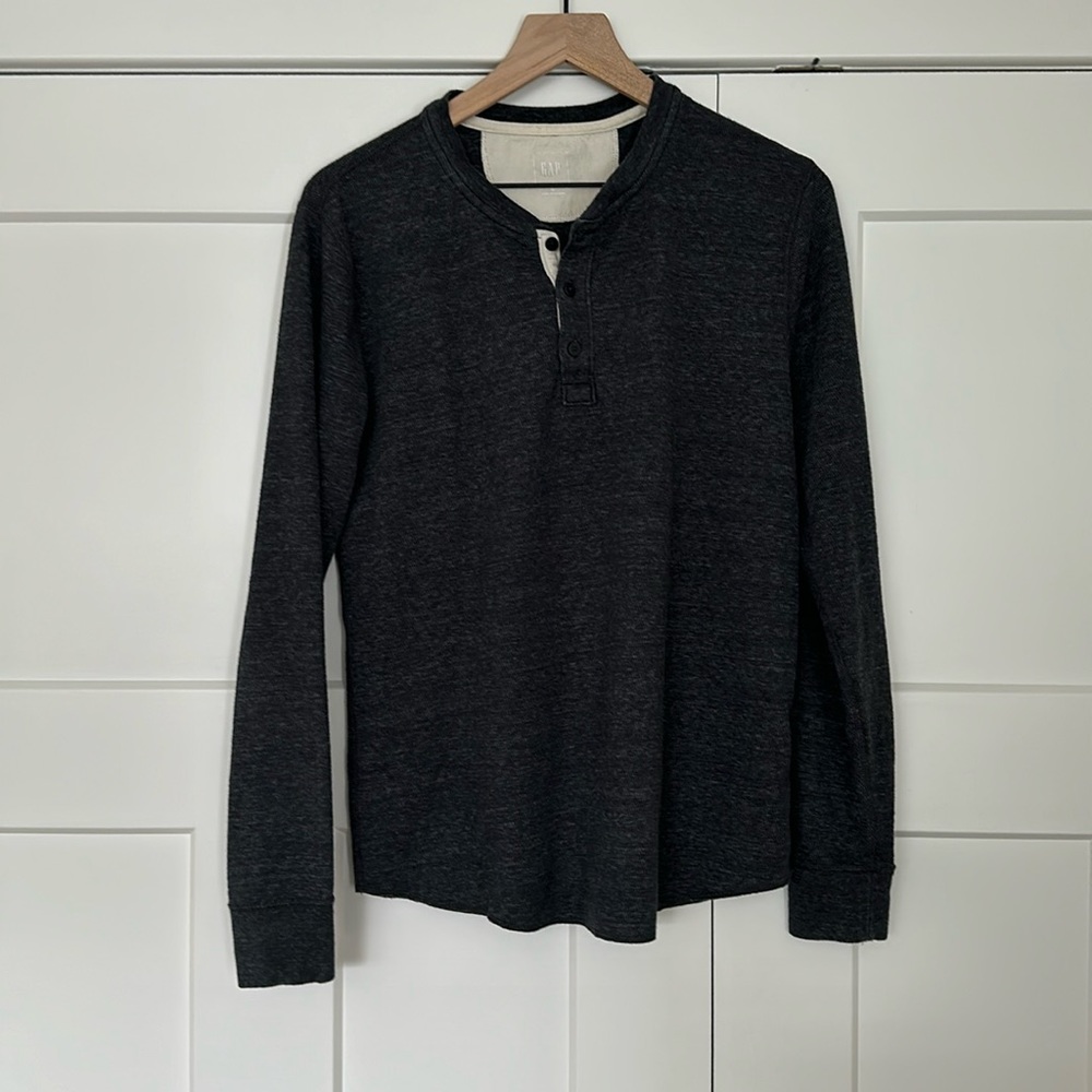 Men’s charcoal Gap Henley shirt - size Medium